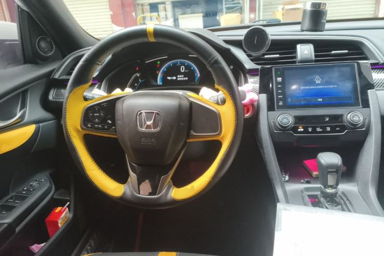 Used Honda Civic 2021 HATCHBACK 220TURBO CVT New Trendsetter Center Console