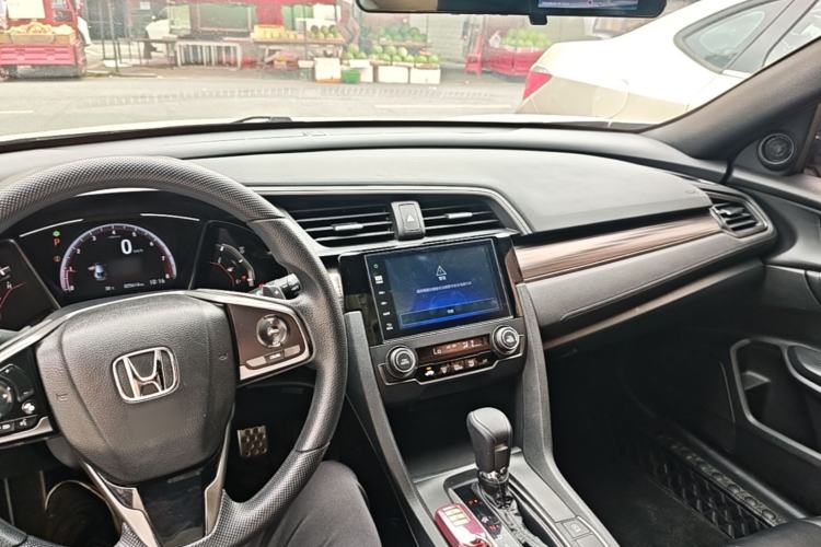 Used Honda Civic 2021 HATCHBACK 220TURBO CVT New Trendsetter Center Console