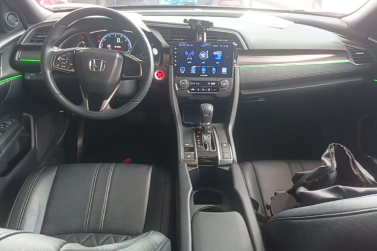 Used Honda Civic 2021 HATCHBACK 220TURBO CVT New Trendsetter Center Console