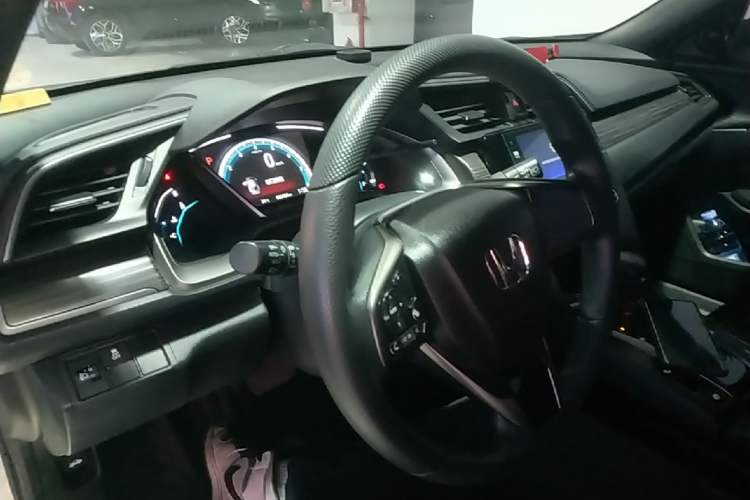 Used Honda Civic 2021 HATCHBACK 220TURBO CVT New Trendsetter Center Console