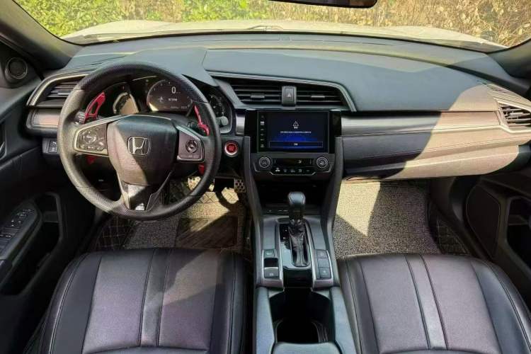 Used Honda Civic 2021 HATCHBACK 220TURBO CVT Trendy Cool Edition Interior 3