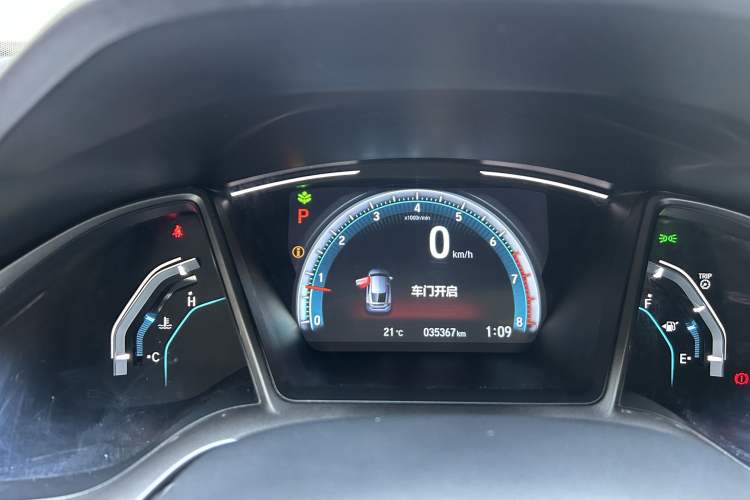 Used Honda Civic 2021 HATCHBACK 220TURBO CVT New Trendsetter Odometer Close Up
