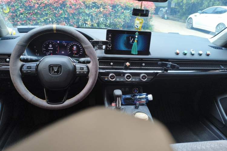 Used Honda Civic 2022 240TURBO CVT Dynamic Edition Center Console