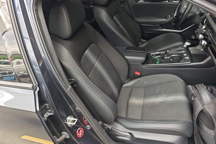 Used Honda Civic 2022 240TURBO CVT Dynamic Edition Right Front Seat