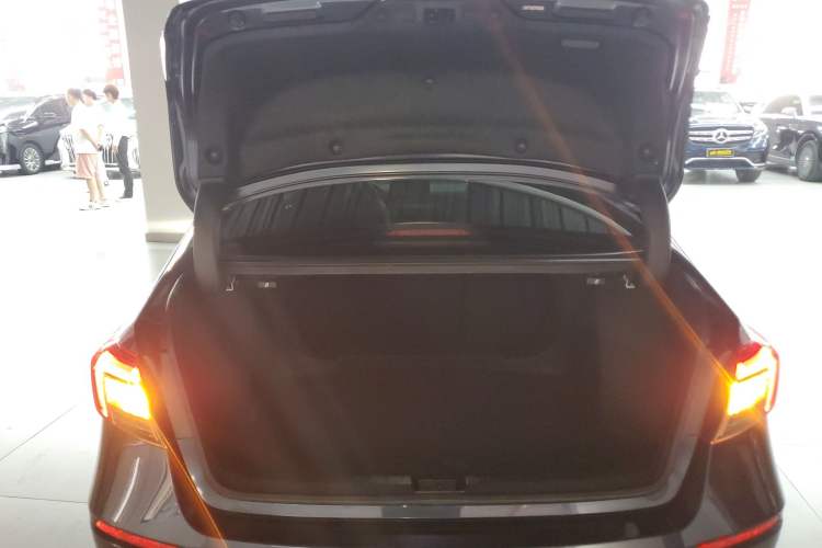 Used Honda Civic 2022 240TURBO CVT Dynamic Control Version Trunk