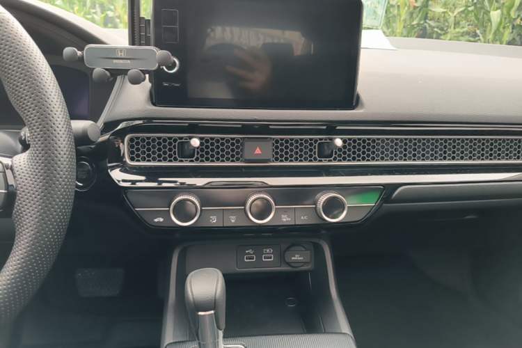 Used Honda Civic 2022 240TURBO CVT Dynamic Edition Audio And AC Panel