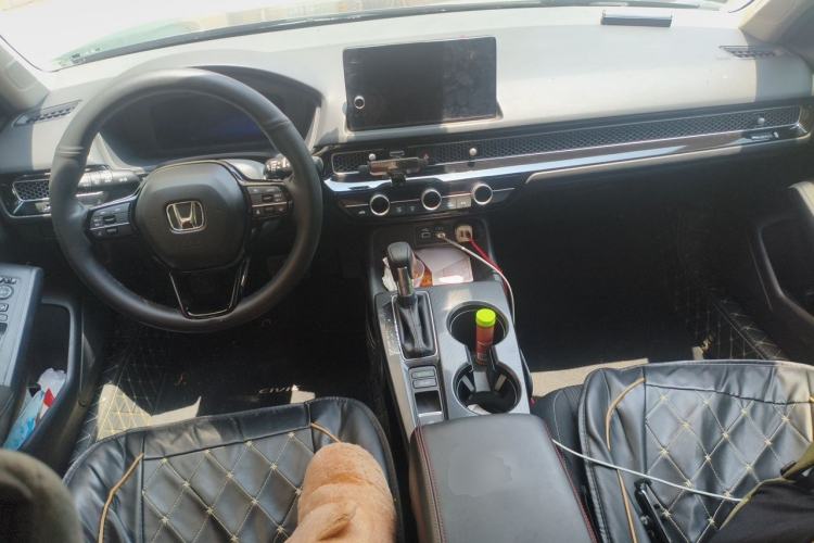 Used Honda Civic 2022 240TURBO CVT Dynamic Edition Center Console