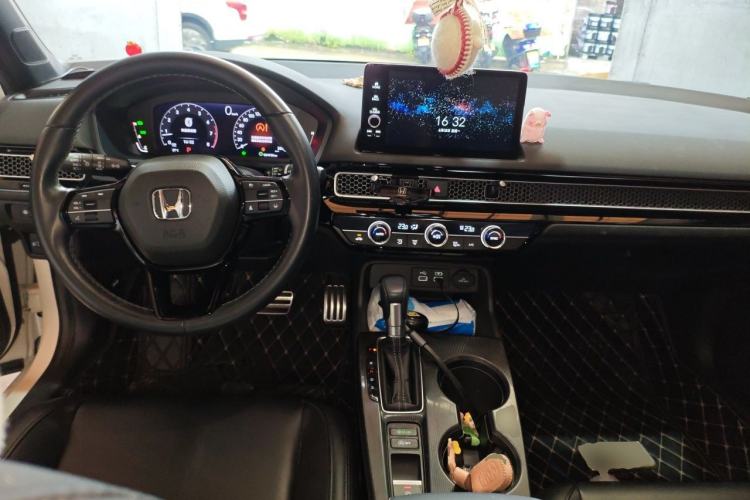 Used Honda Civic 2022 240TURBO CVT Dynamic Edition Center Console