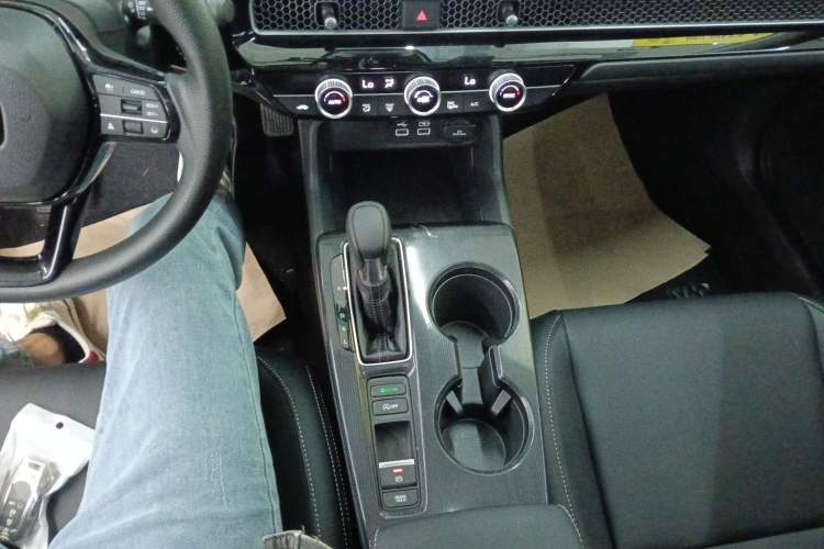 Used Honda Civic 2022 240TURBO CVT Dynamic Edition Gear Lever