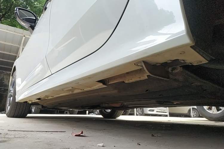 Used Honda Civic 2022 240TURBO CVT Dynamic Edition Left Side Sill