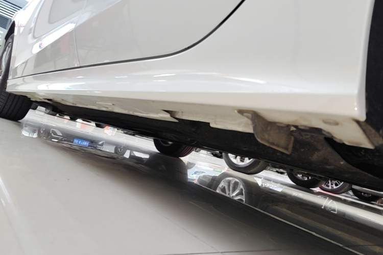 Used Honda Civic 2022 240TURBO CVT Dynamic Edition Left Side Sill