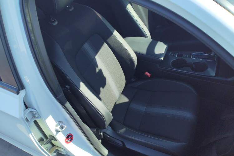 Used Honda Civic 2022 240TURBO CVT Dynamic Edition Right Front Seat