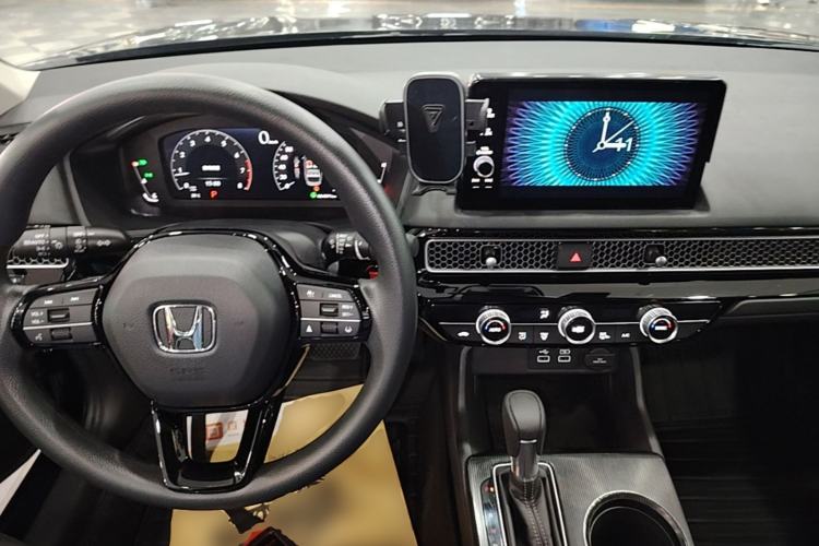 Used Honda Civic 2023 240TURBO CVT Dynamic Edition Center Console
