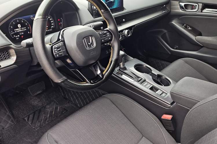 Used Honda Civic 2023 240TURBO CVT Dynamic · Center Stage Special Edition Exterior 6
