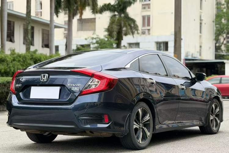 Used Honda Civic 2023 240TURBO CVT Dynamic · Center Stage Special Edition Exterior 7
