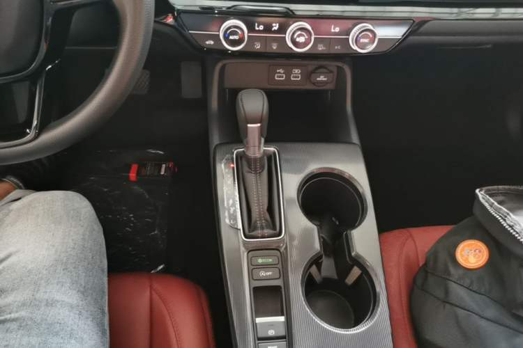 Used Honda Civic 2023 240TURBO CVT Dynamic · Center Stage Special Edition Gear Lever