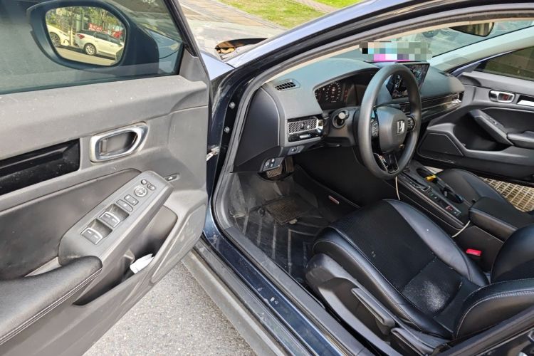 Used Honda Civic 2023 240TURBO CVT Dynamic · Center Stage Special Edition Interior 3
