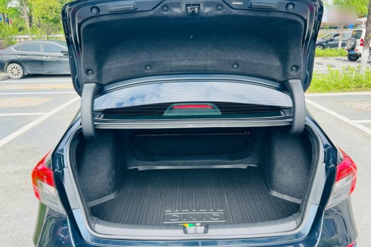 Used Honda Civic 2023 240TURBO CVT Dynamic · Center Stage Special Edition Interior 6