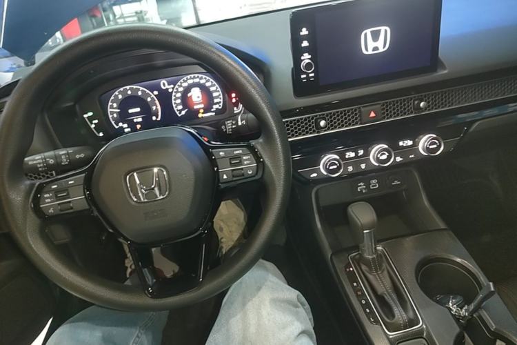 Used Honda Civic 2023 240TURBO CVT Dynamic Edition Center Console