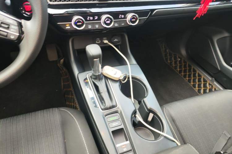 Used Honda Civic 2023 240TURBO CVT Dynamic · Center Stage Special Edition Gear Lever