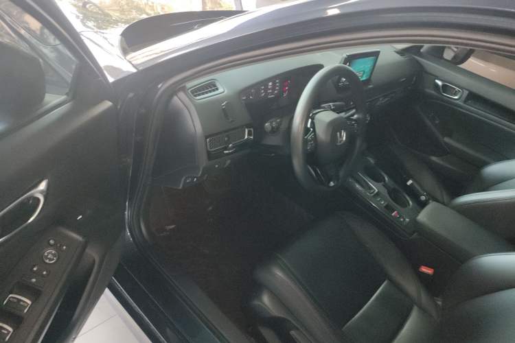 Used Honda Civic 2023 240TURBO CVT Dynamic Edition Interior 3