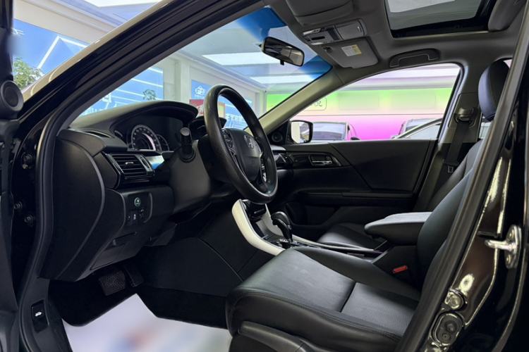 Used Honda Civic 2023 240TURBO CVT Dynamic Edition Interior 4