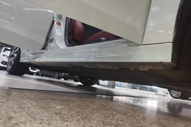Used Honda Civic 2023 2.0L eHEV Pioneer Edition Right Side Sill