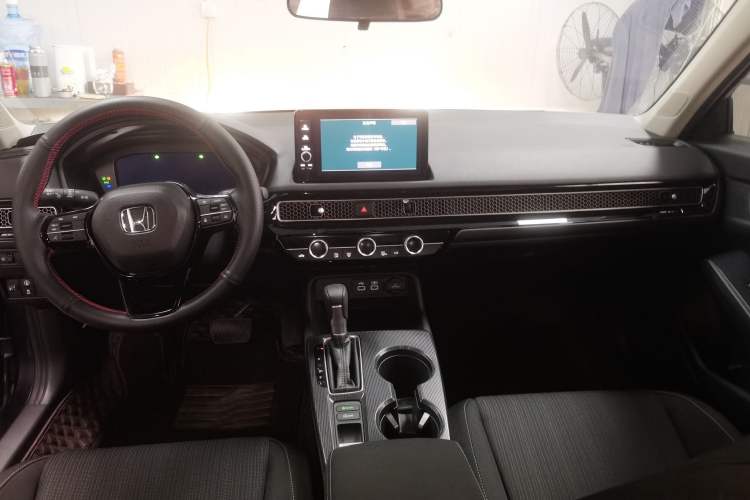 Used Honda Civic 2023 240TURBO CVT Dynamic Edition Center Console