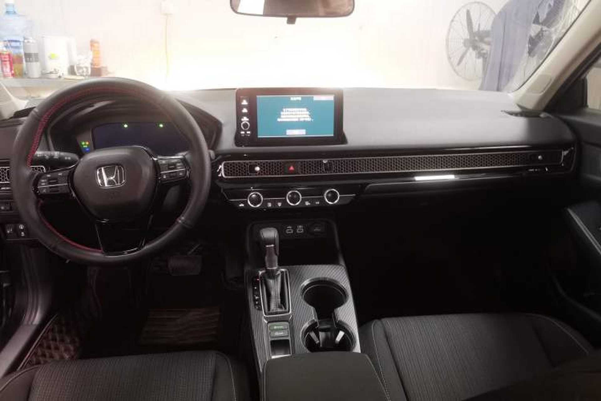 Used Honda Civic 2023 240TURBO CVT Dynamic Edition Center Console