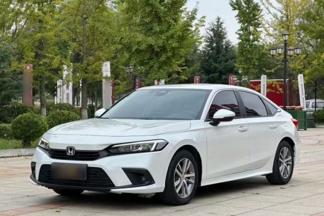 Ojetý Honda Civic 2023 240TURBO CVT Dynamic · Center Stage Special Edition