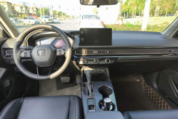 Used Honda Civic 2023 240TURBO CVT Dynamic Edition Center Console