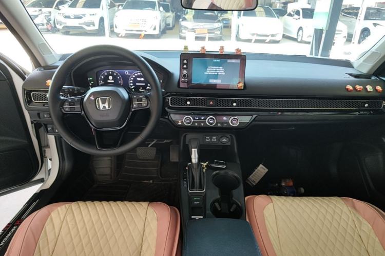 Used Honda Civic 2023 240TURBO CVT Dynamic Edition Center Console