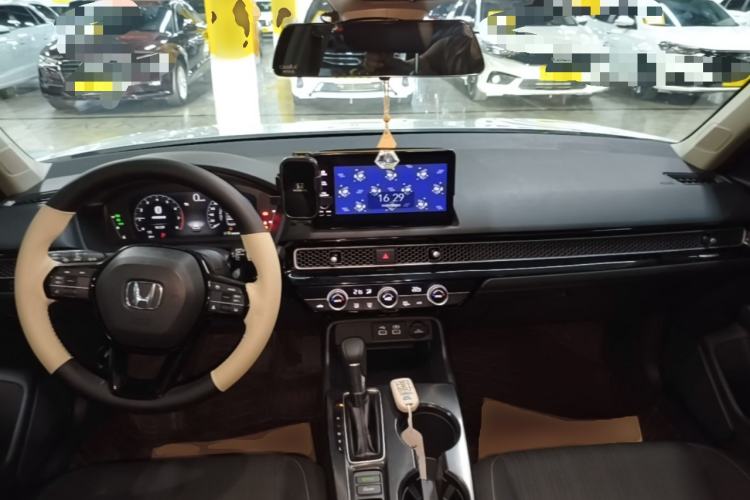 Used Honda Civic 2023 240TURBO CVT Dynamic Edition Center Console