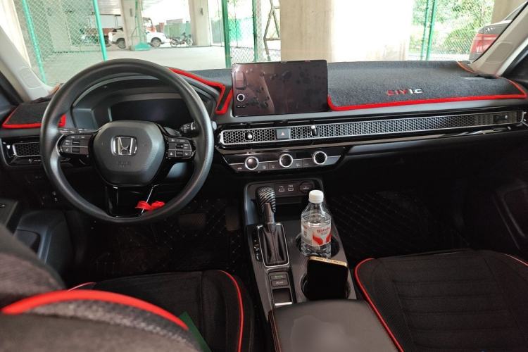Used Honda Civic 2023 240TURBO CVT Dynamic Edition Center Console