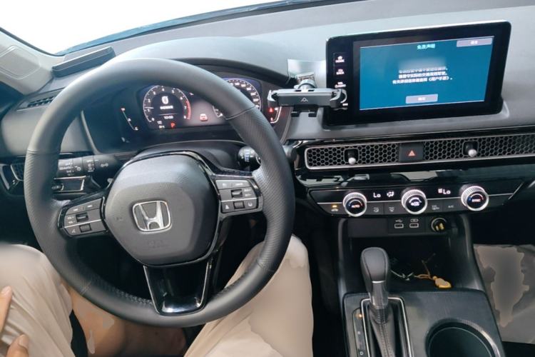 Used Honda Civic 2023 240TURBO CVT Dynamic Edition Center Console