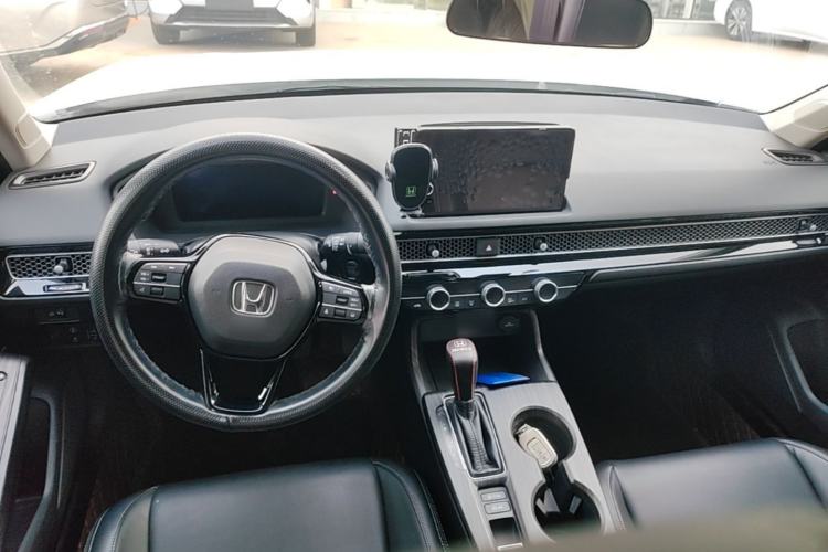 Used Honda Civic 2023 240TURBO CVT Dynamic · Center Stage Special Edition Center Console