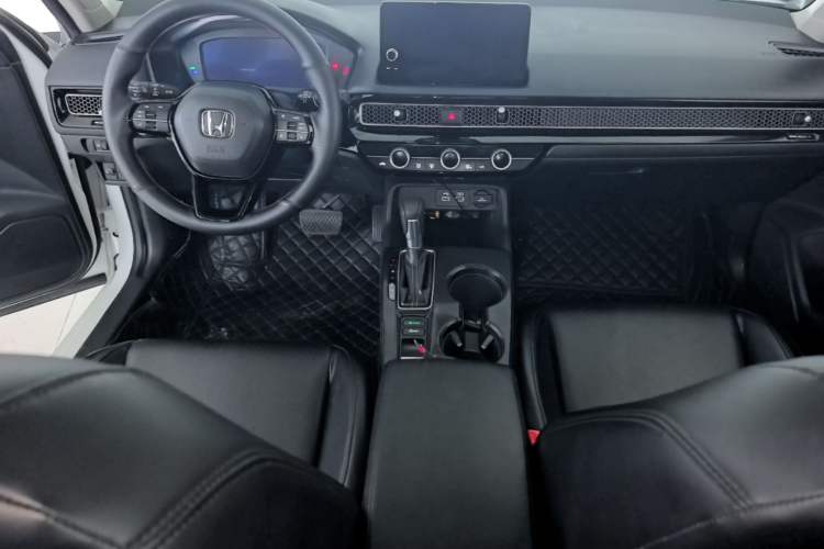 Used Honda Civic 2023 240TURBO CVT Dynamic Edition Center Console