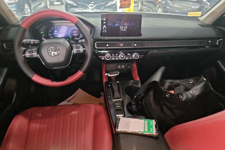 Used Honda Civic 2023 240TURBO CVT Dynamic Edition Center Console