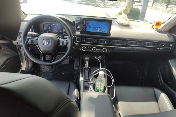 Used Honda Civic 2023 240TURBO CVT Dynamic Edition Center Console
