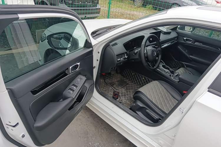 Used Honda Civic 2023 240TURBO CVT Dynamic Edition Driver Seat