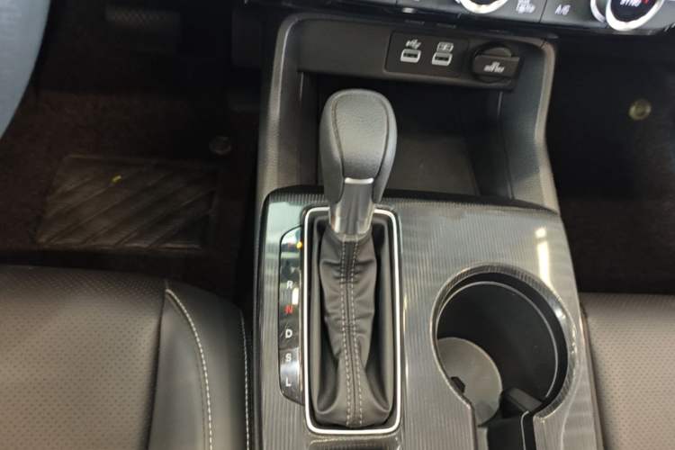 Used Honda Civic 2023 240TURBO CVT Dynamic · Center Stage Special Edition Gear Lever