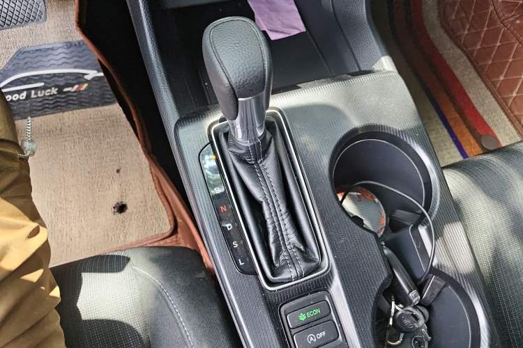 Used Honda Civic 2023 240TURBO CVT Dynamic · Center Stage Special Edition Gear Lever