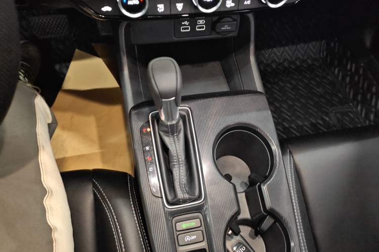 Used Honda Civic 2023 240TURBO CVT Dynamic · Center Stage Special Edition Gear Lever