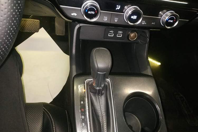 Used Honda Civic 2023 240TURBO CVT Dynamic · Center Stage Special Edition Gear Lever