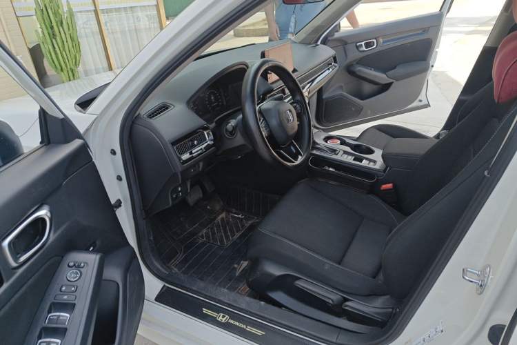 Used Honda Civic 2023 240TURBO CVT Dynamic Edition Interior 3