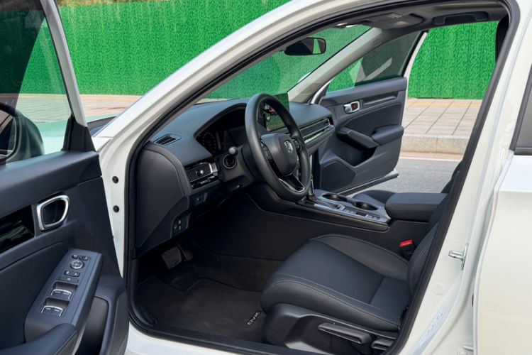 Used Honda Civic 2023 240TURBO CVT Dynamic · Center Stage Special Edition Interior 4