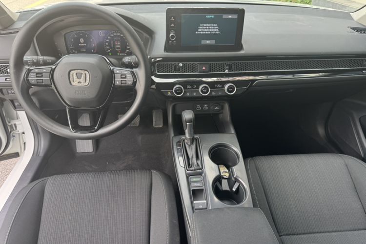 Used Honda Civic 2023 240TURBO CVT Dynamic · Center Stage Special Edition Interior 4