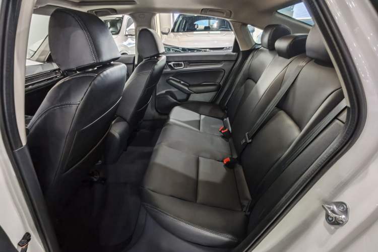 Used Honda Civic 2023 240TURBO CVT Dynamic · Center Stage Special Edition Interior 4