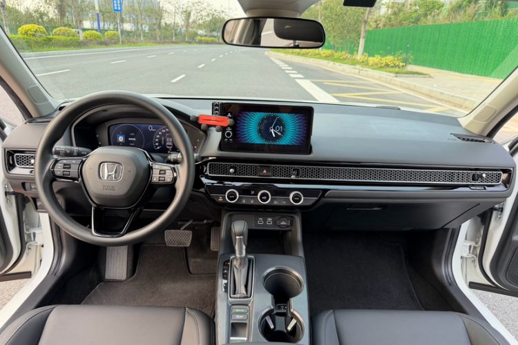 Used Honda Civic 2023 240TURBO CVT Dynamic · Center Stage Special Edition Interior 5