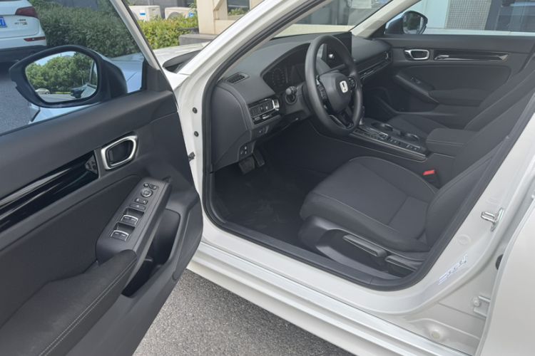 Used Honda Civic 2023 240TURBO CVT Dynamic · Center Stage Special Edition Interior 5